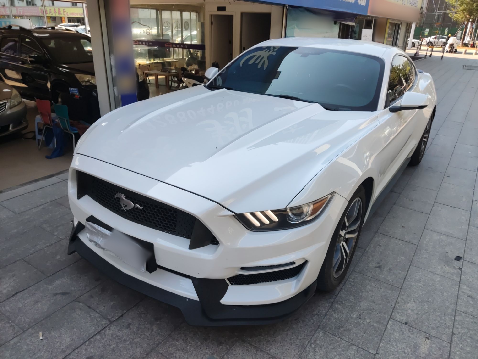 Под передней частью автомобиля