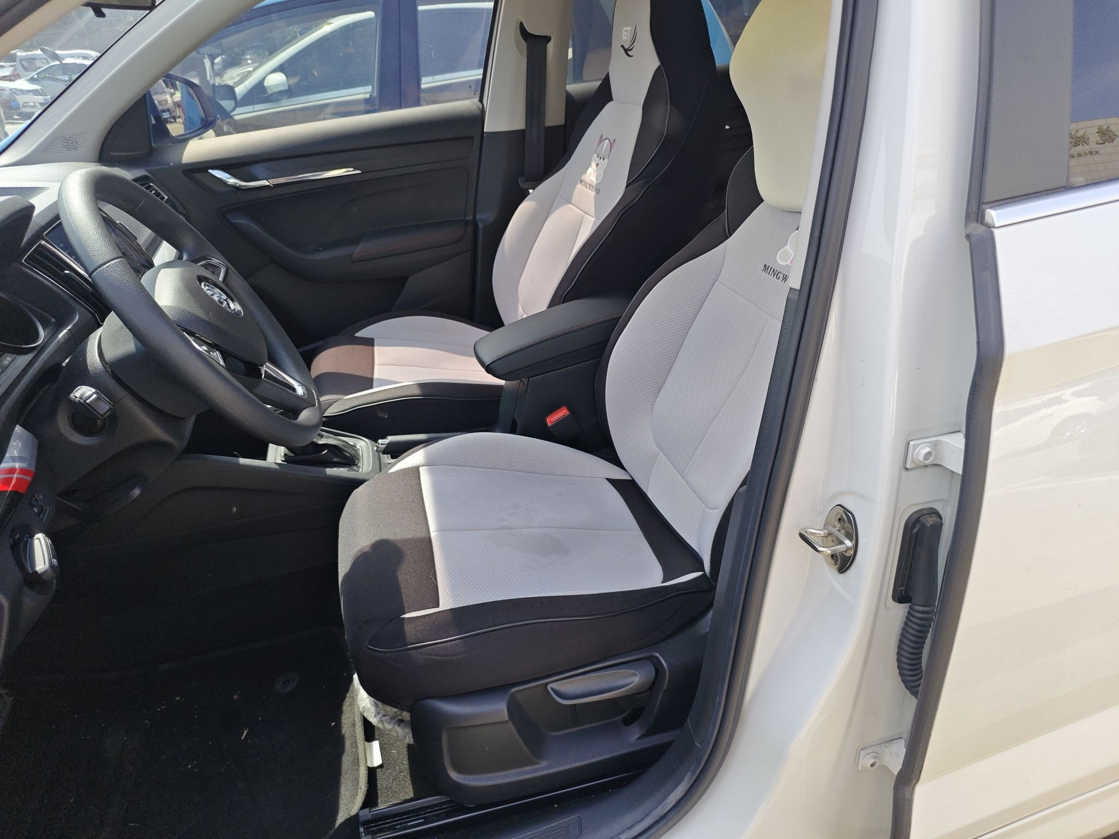 المقاعد الأمامية داخل السيارة