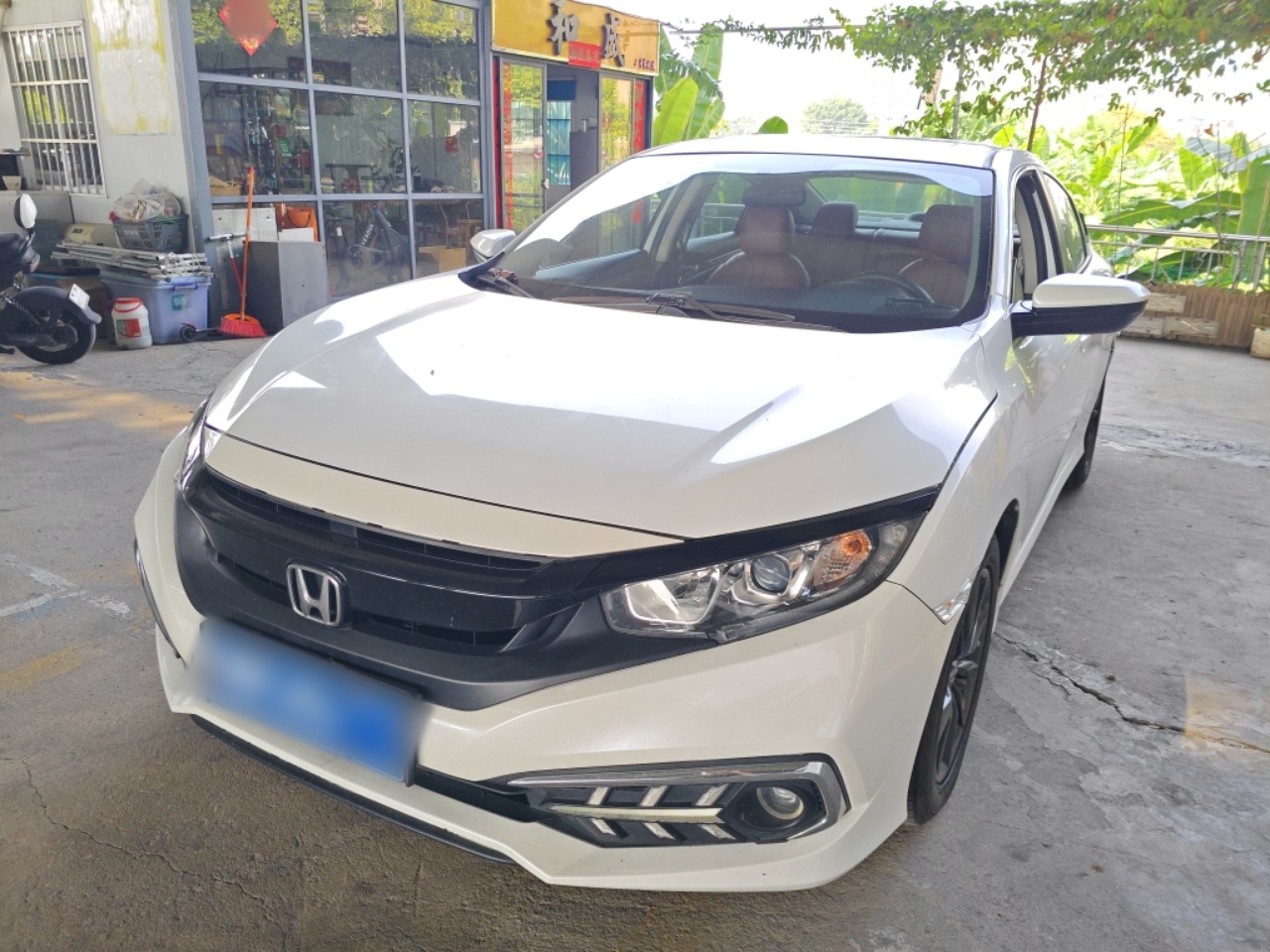 Под передней частью автомобиля