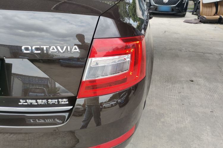 Used Skoda Octavia 2017 1.6L Automatic Smart Drive Edition Right Rear Taillight