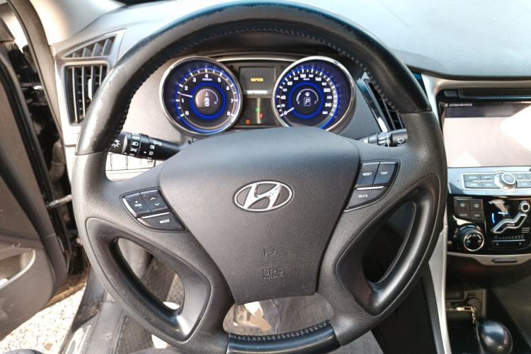 Used Hyundai Sonata 2011 2.0L Automatic Luxury Edition Steering Wheel
