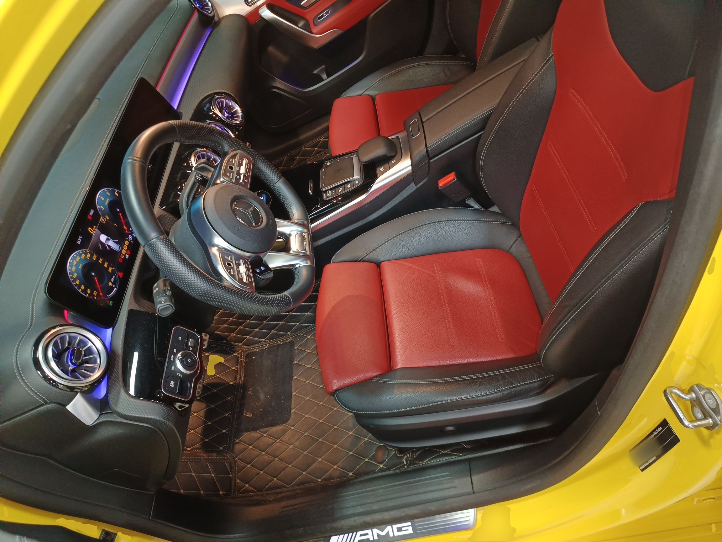 المقاعد الأمامية داخل السيارة