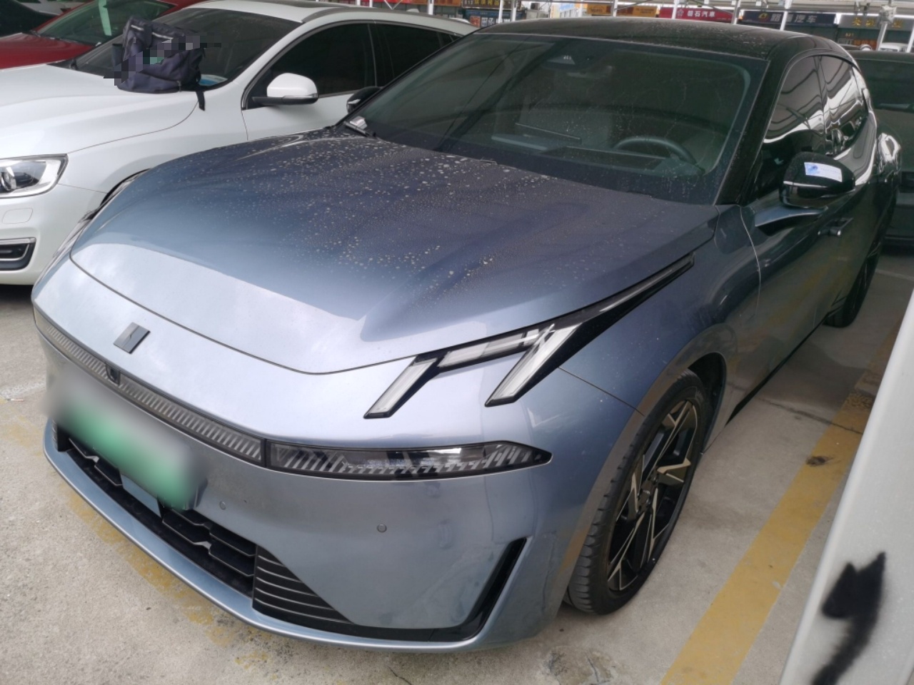 Под передней частью автомобиля