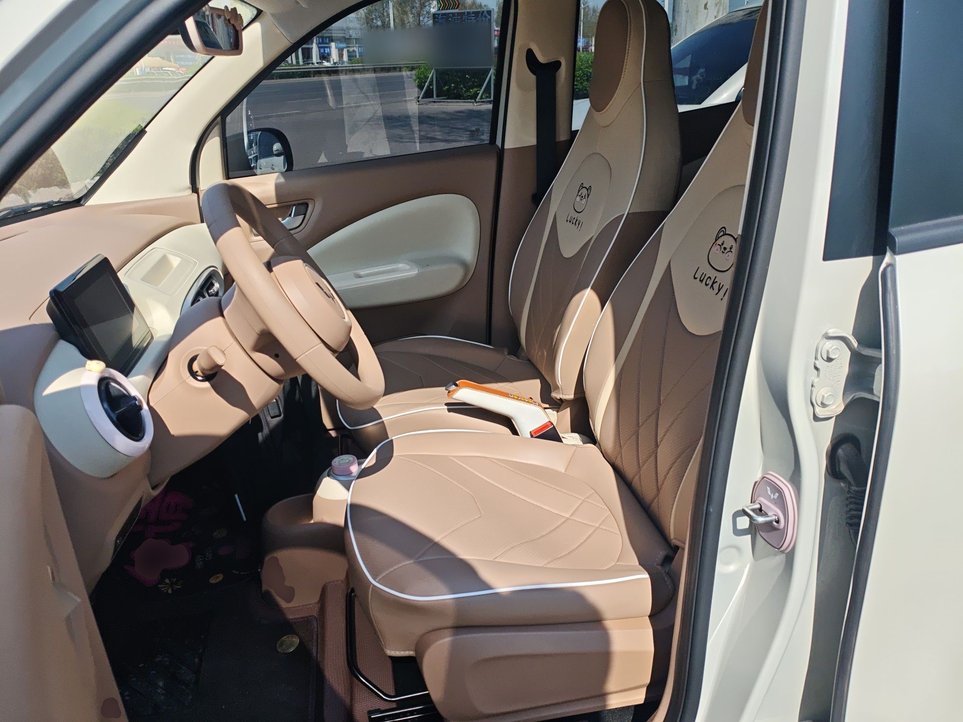 المقاعد الأمامية داخل السيارة