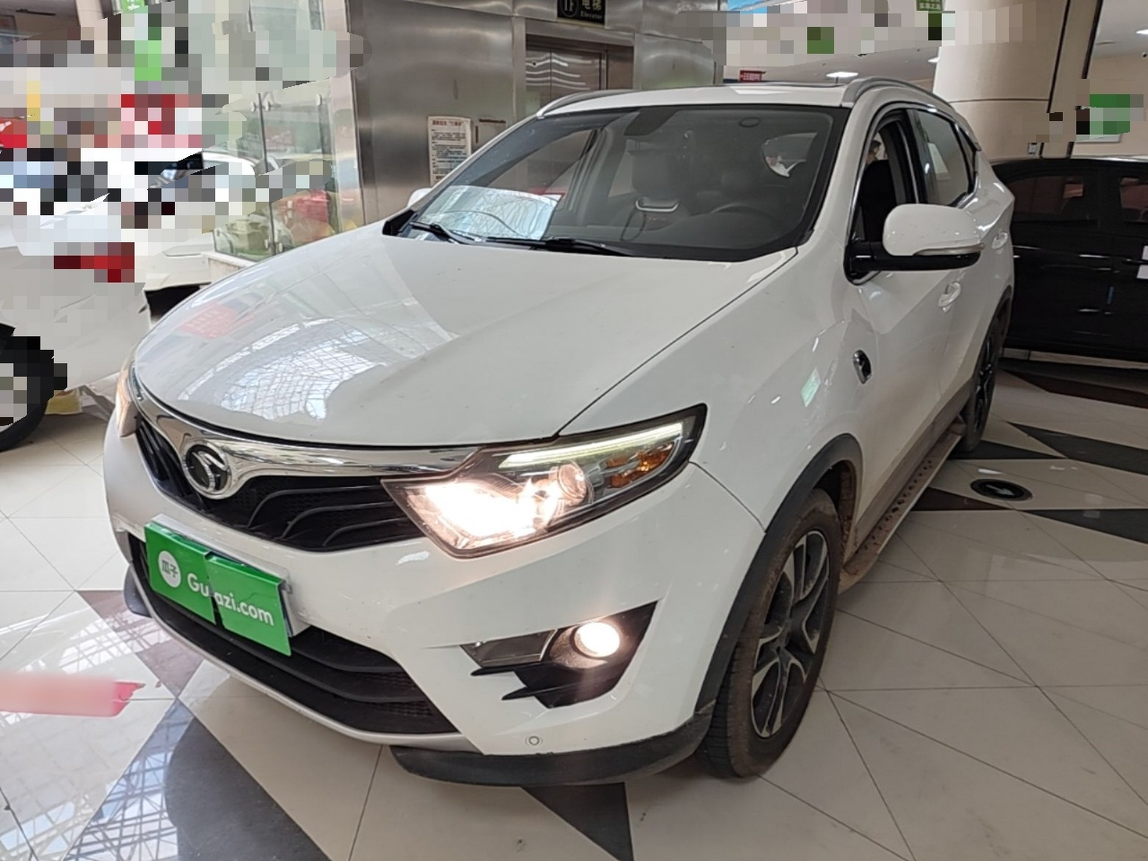 Под передней частью автомобиля