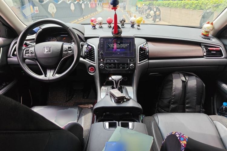 Used Honda Avancier 2017 240TURBO Two-Wheel Drive Premium Edition Center Console