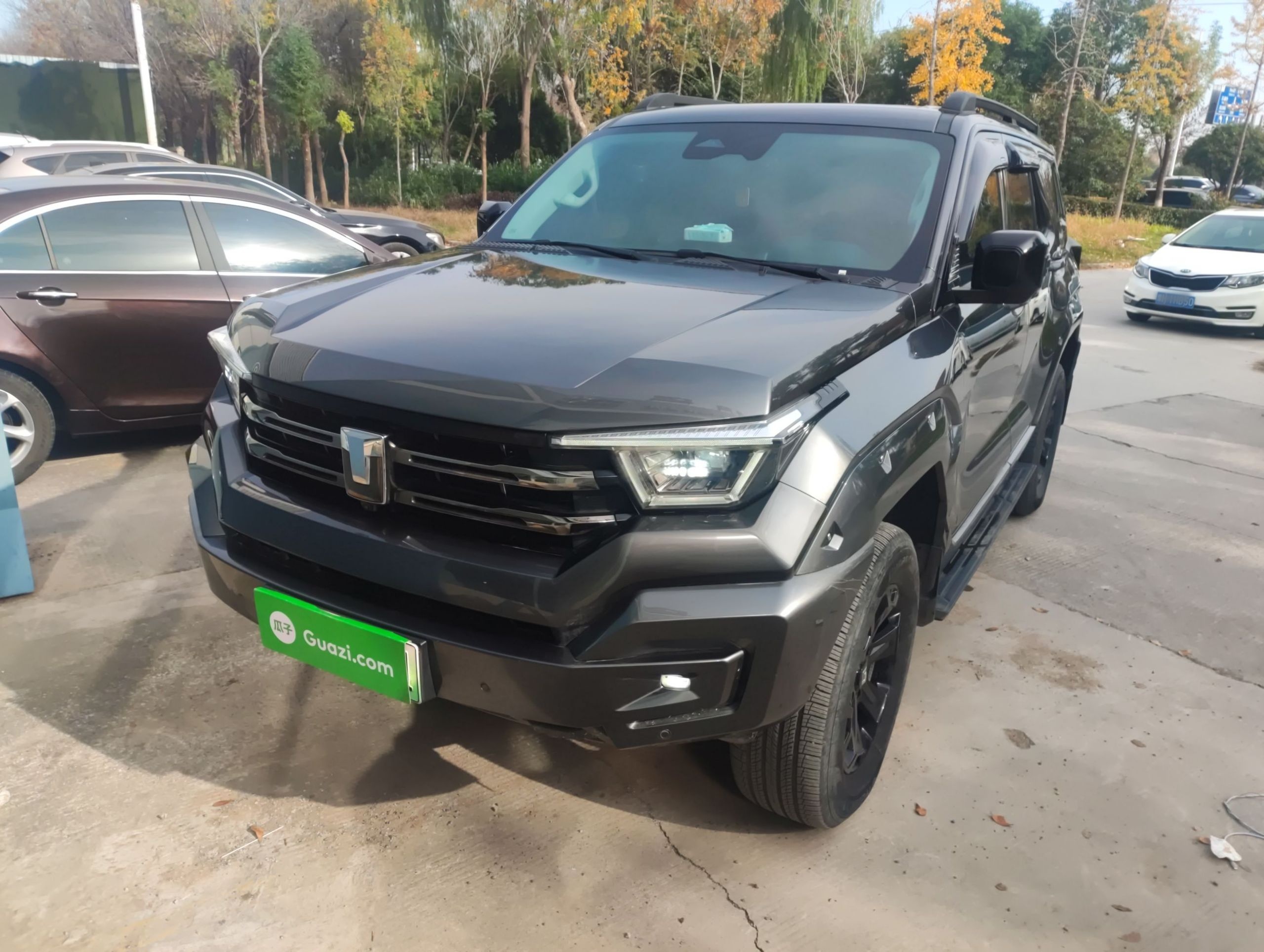 Под передней частью автомобиля