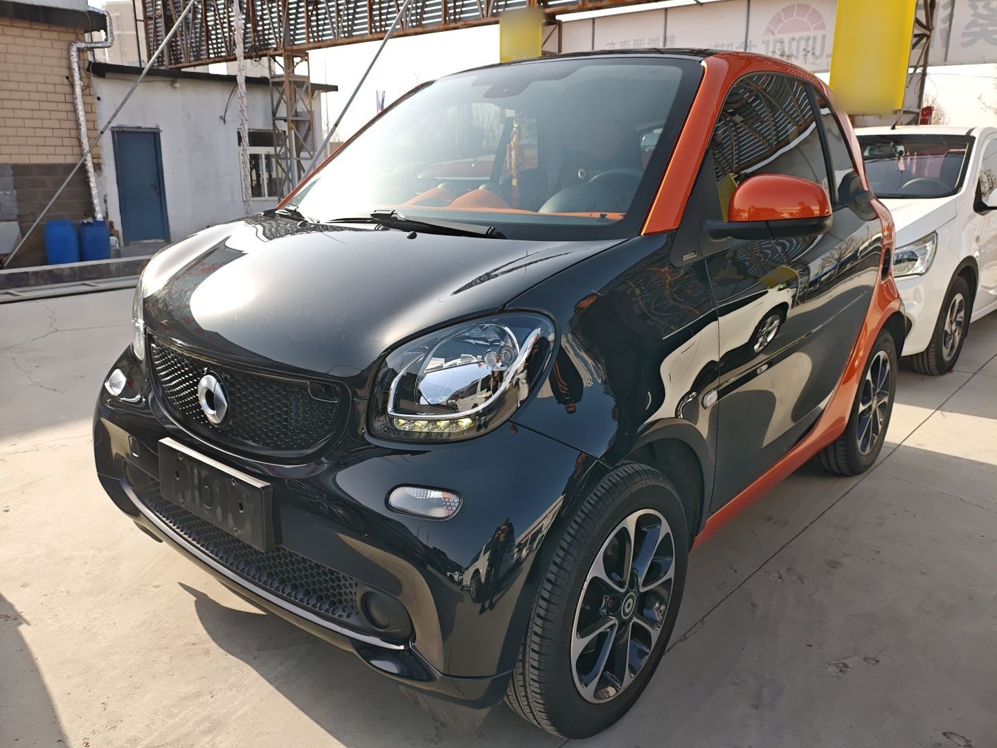 تحت مقدمة السيارة