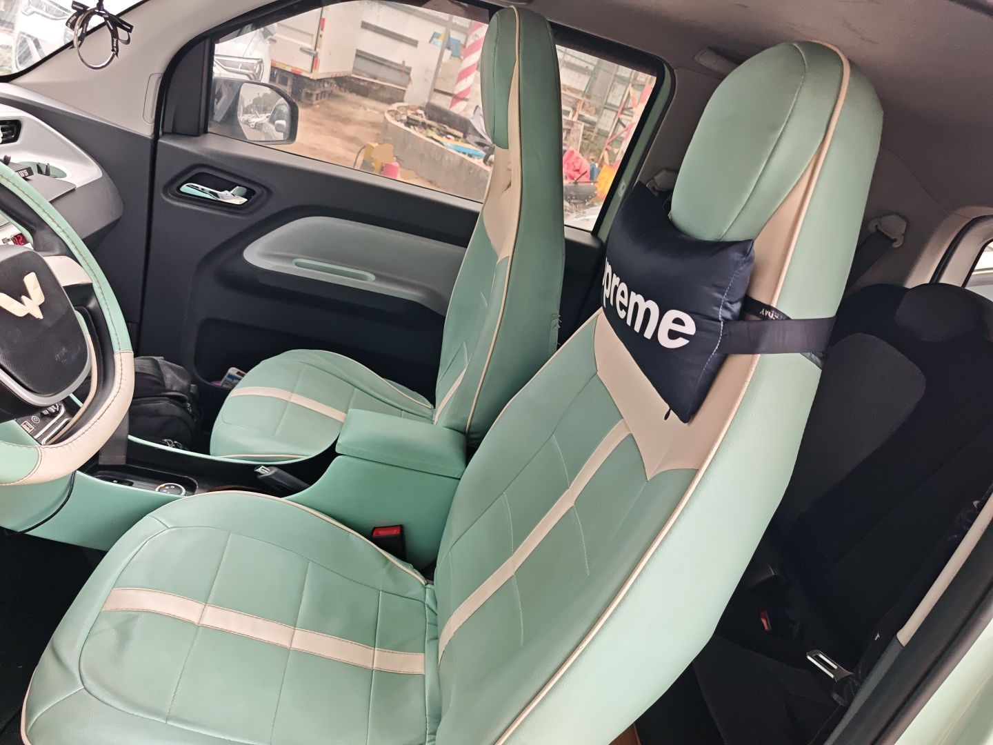 المقاعد الأمامية داخل السيارة