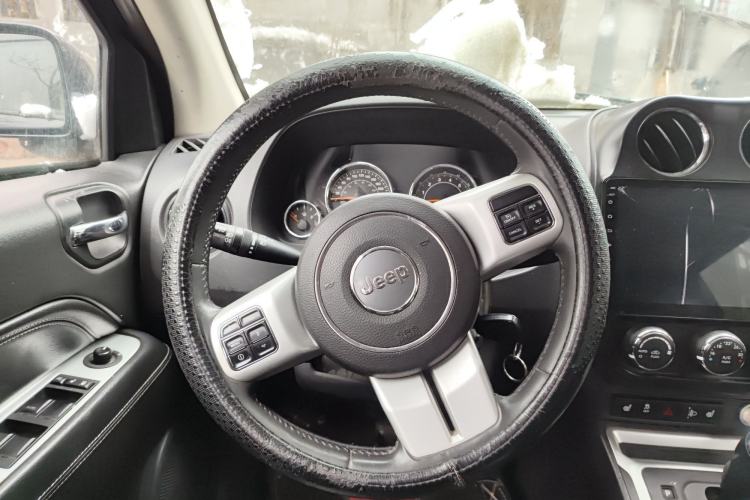 Used Jeep Compass 2015 2.0L Two-Wheel Drive Luxury Edition
