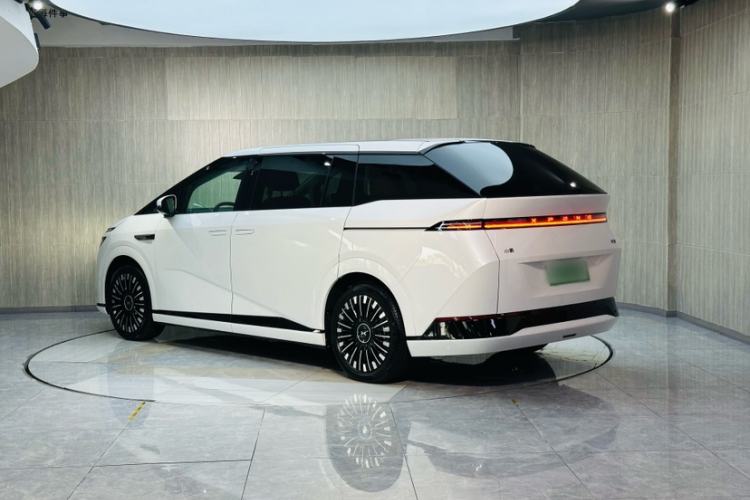 Used XPeng X9 2025 740 Ultra-Long Range Max Exterior 1