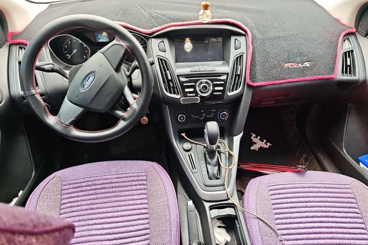 Used Ford Focus 2018 Hatchback Classic 1.6L Automatic Comfort Plus SmartDrive Edition Center Console