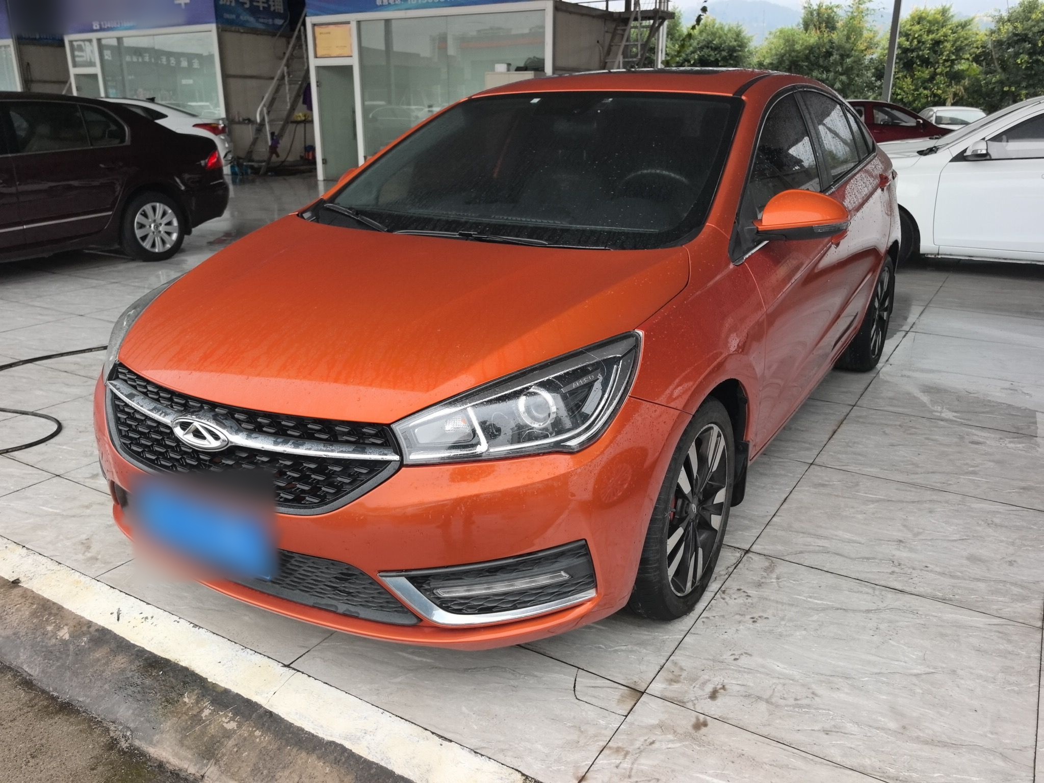 تحت مقدمة السيارة