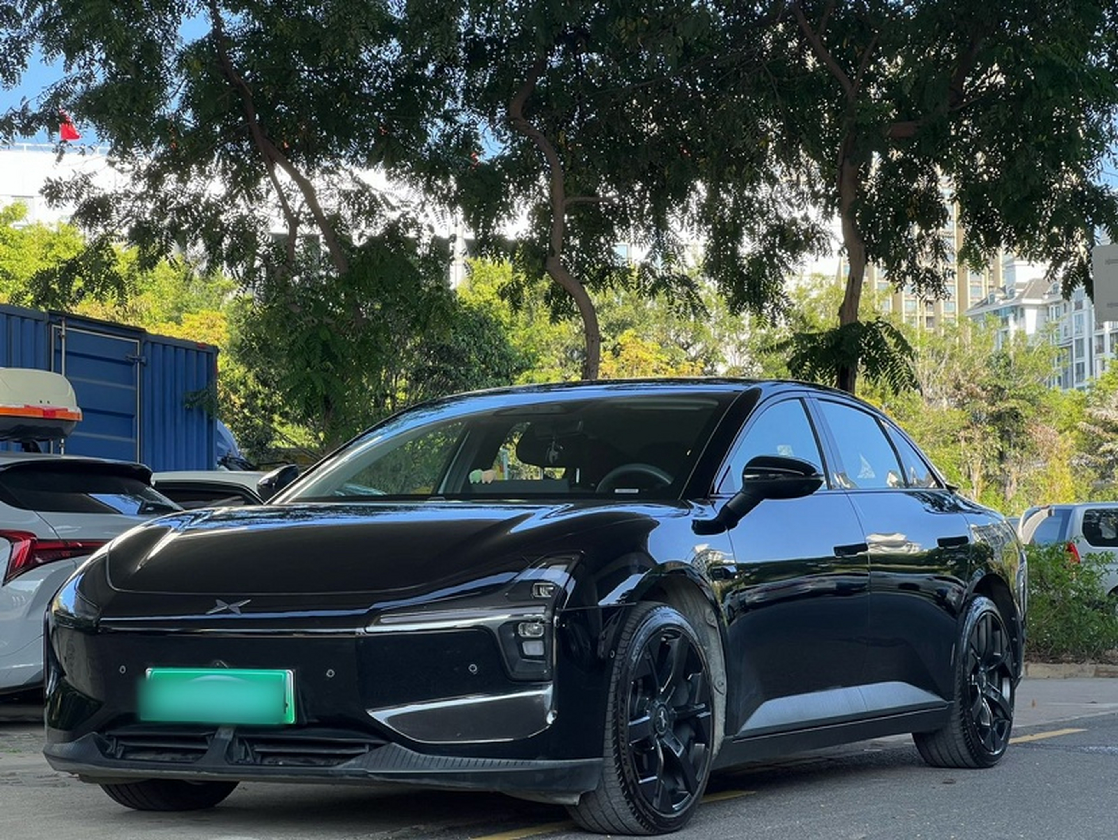 Под передней частью автомобиля