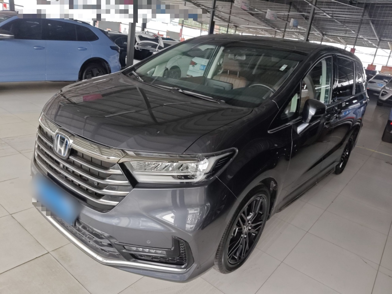 Под передней частью автомобиля