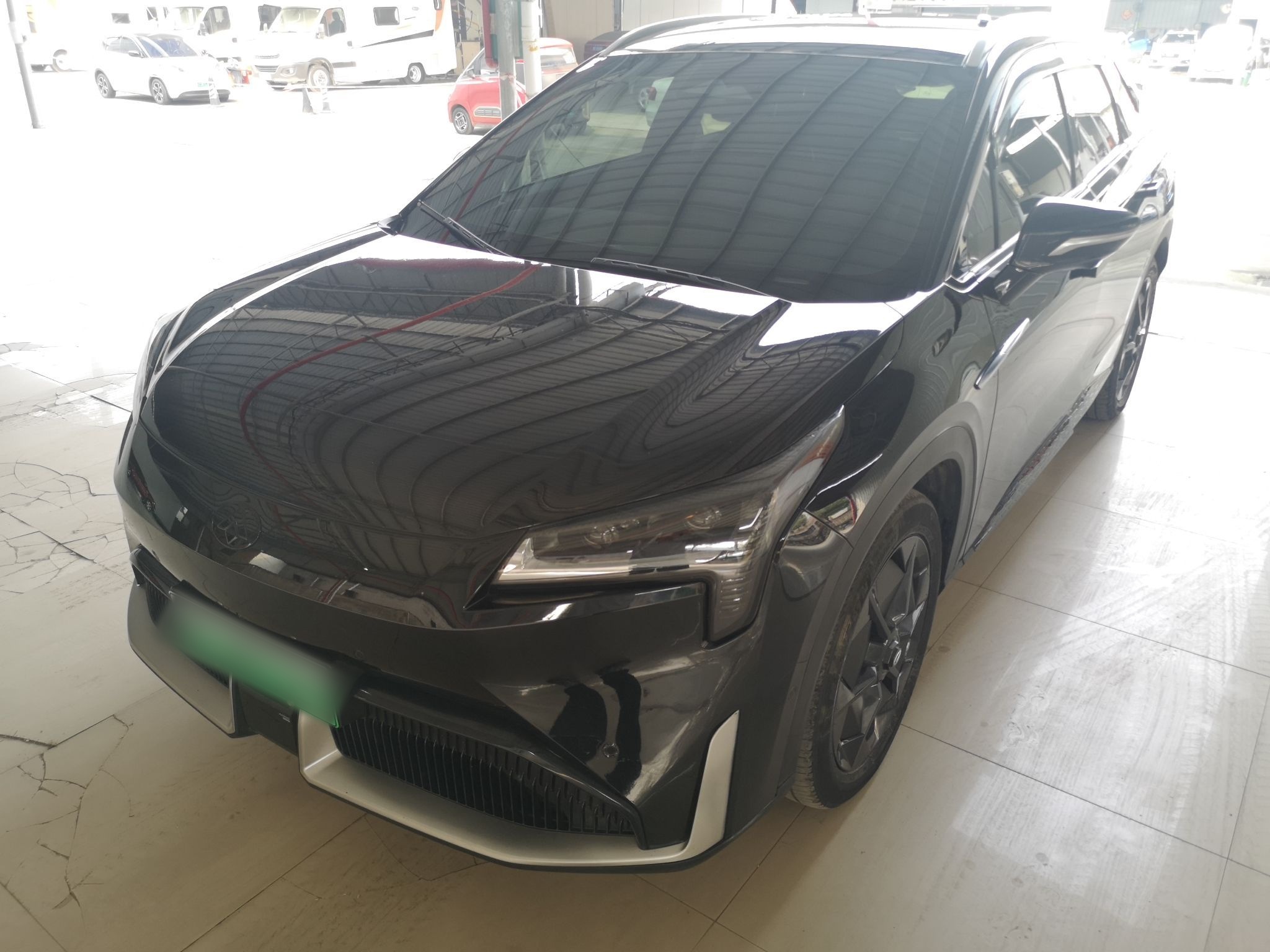 تحت مقدمة السيارة