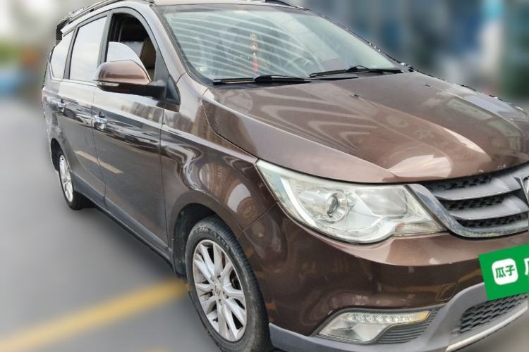 Used Baojun 730 2014 1.5L manual Comfort version 7 seats Front Right 45 Deg