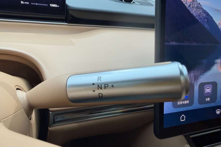 Used Hima Luxeed R7 2025 Range-Extended Version 251 km Max Gear Lever