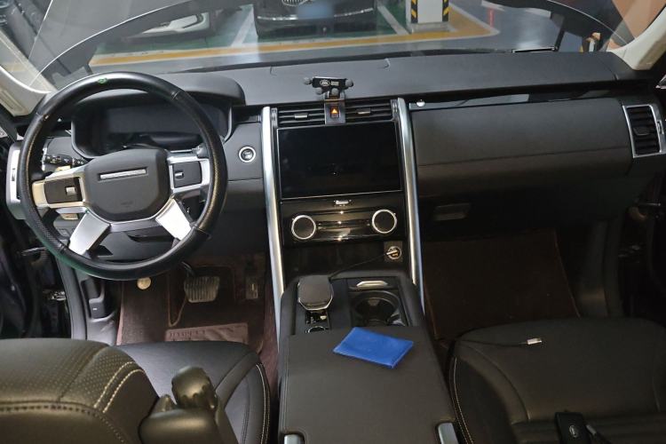 Used Land Rover Discovery 2024 360 PS S Center Console
