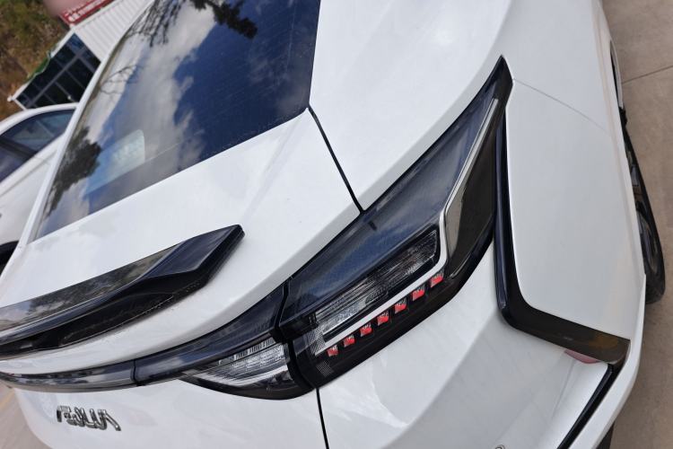 Used Dongfeng Aeolus Yixuan 2023 Mach Edition 1.5T Automatic Pursuit Rider Version Right Rear Taillight