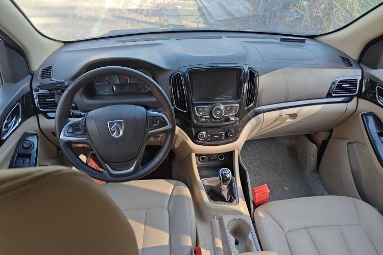 Used Baojun 730 2014 1.5L manual luxury trim 7 seats Center Console