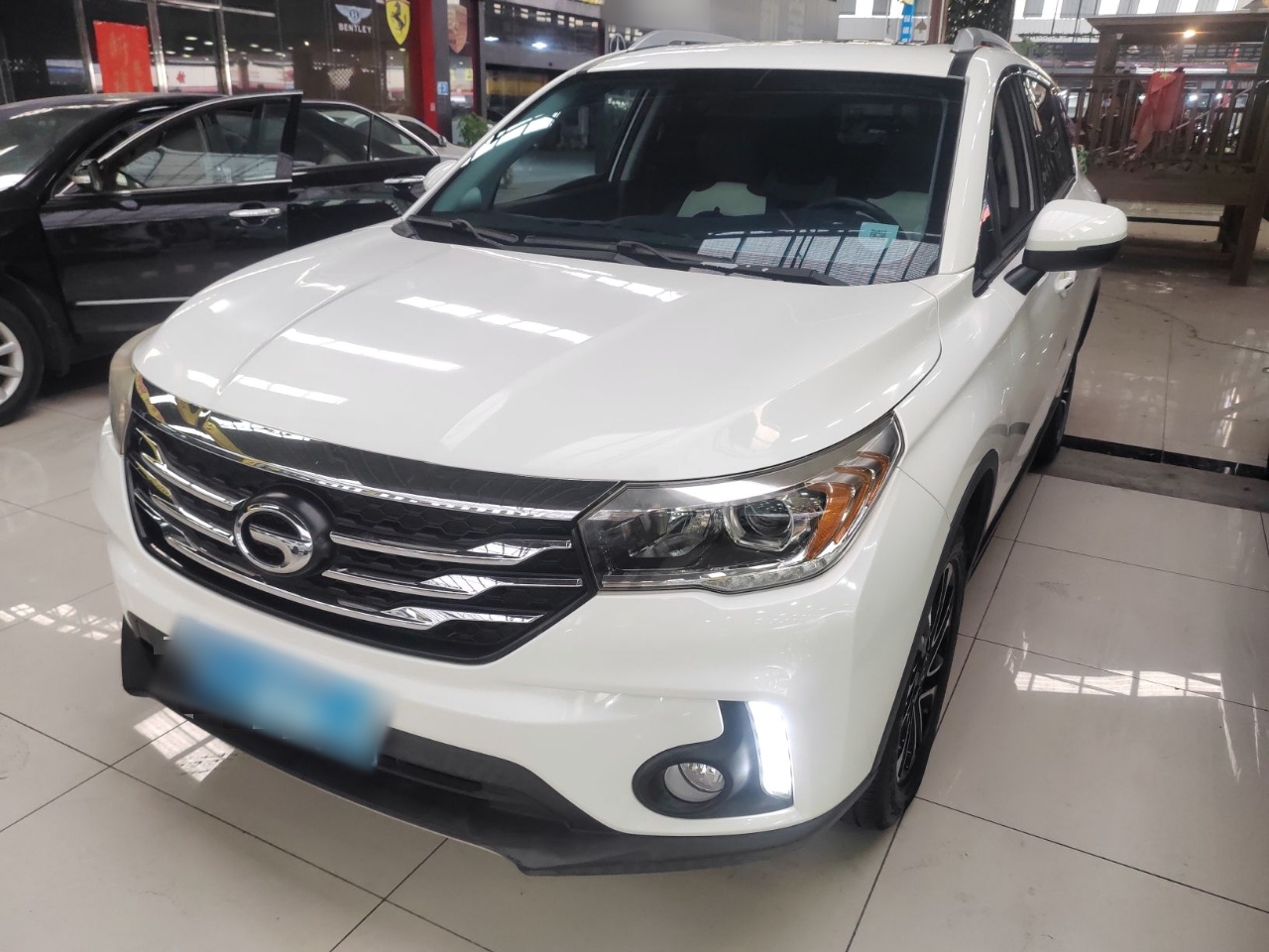 تحت مقدمة السيارة