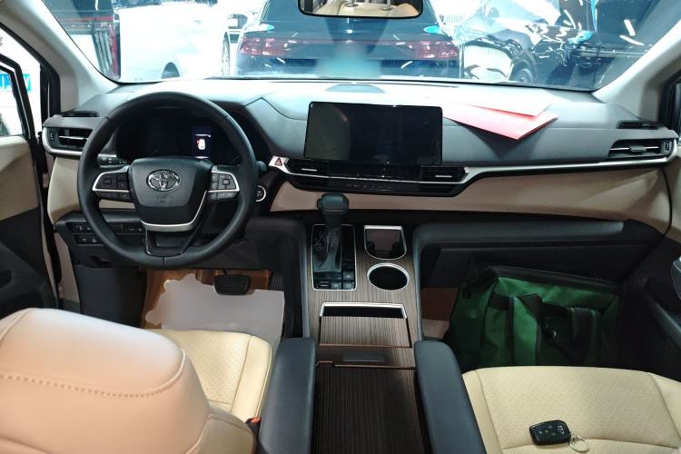 Used Toyota SIENNA 2024 2.5L Hybrid Comfort Edition Center Console