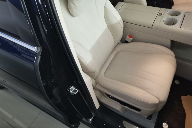 Used Hima AITO M8 2025 Extended-Range Max+ Version 53.4 kWh 6-Seater Edition Right Front Seat