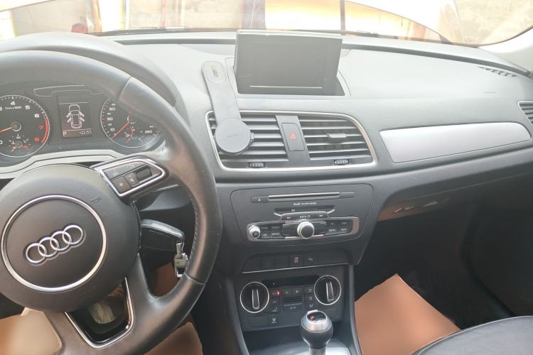 Used Audi Q3 2018 30th Anniversary Edition 30 TFSI Fashion Model Center Console