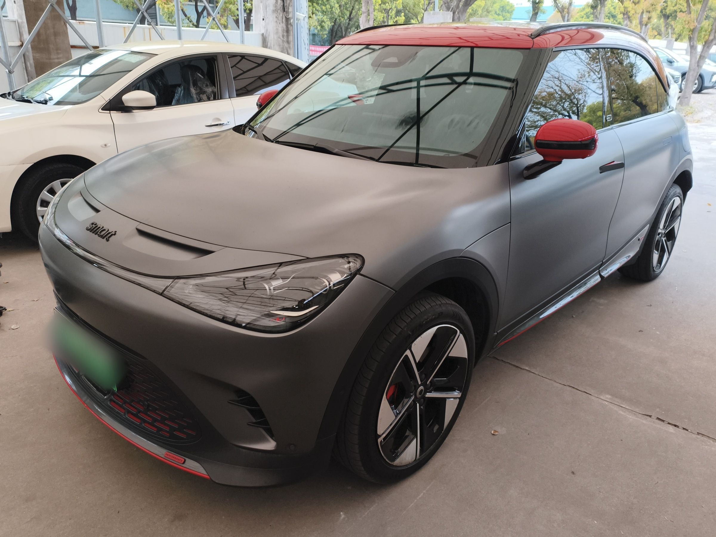 تحت مقدمة السيارة