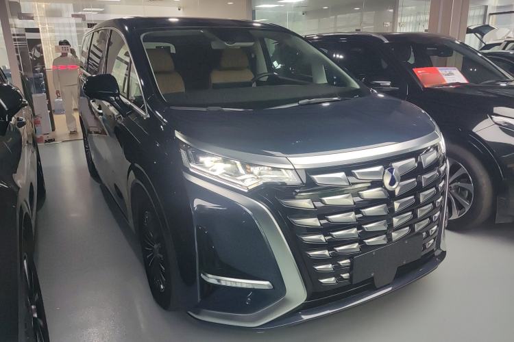 Used Denza D9 2024 DM-i 1050 Luxury Model Front Right 45 Deg