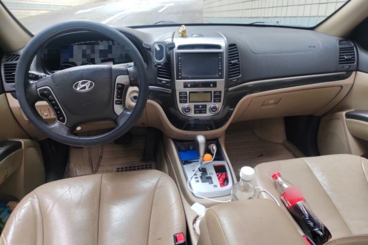 Used Hyundai Santa Fe Classic 2010 2.4 Ultimate Edition 7-Seater Four-Wheel Drive Center Console