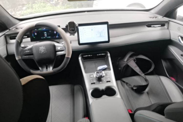 Used BYD Qin PLUS 2025 DM-i Smart Drive 55KM Leading Model Center Console