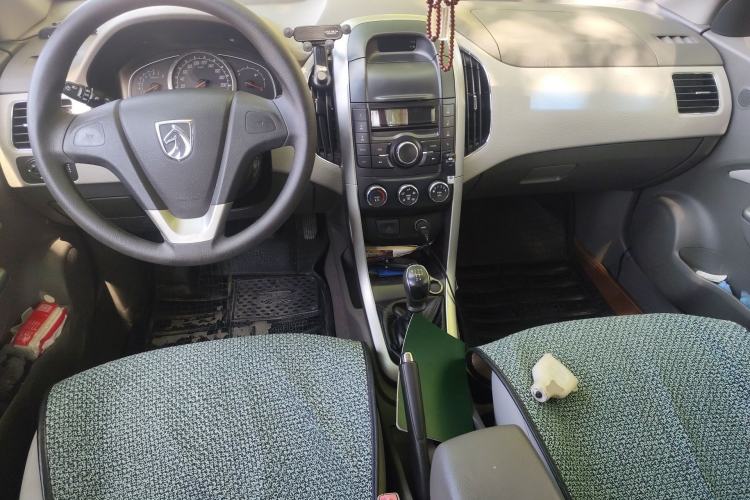 Used Baojun 630 2011 1.5L manual Comfort trim level Center Console