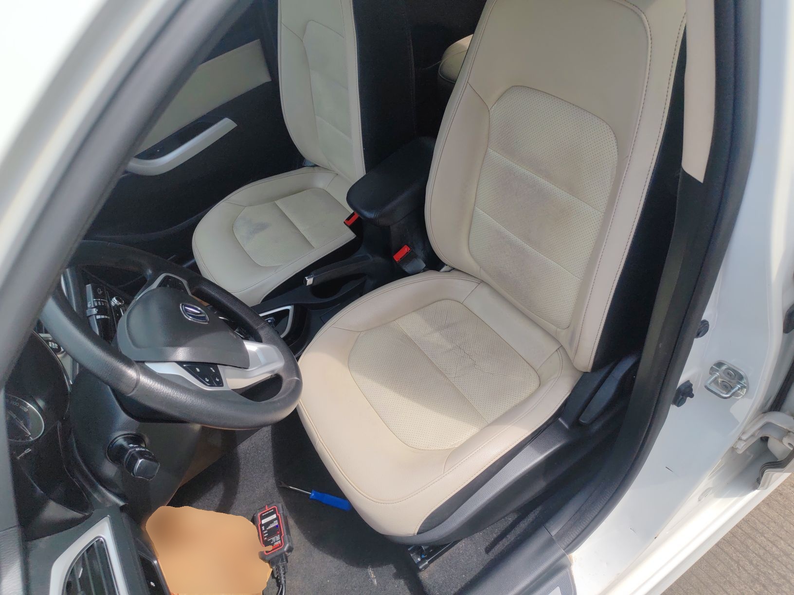 المقاعد الأمامية داخل السيارة