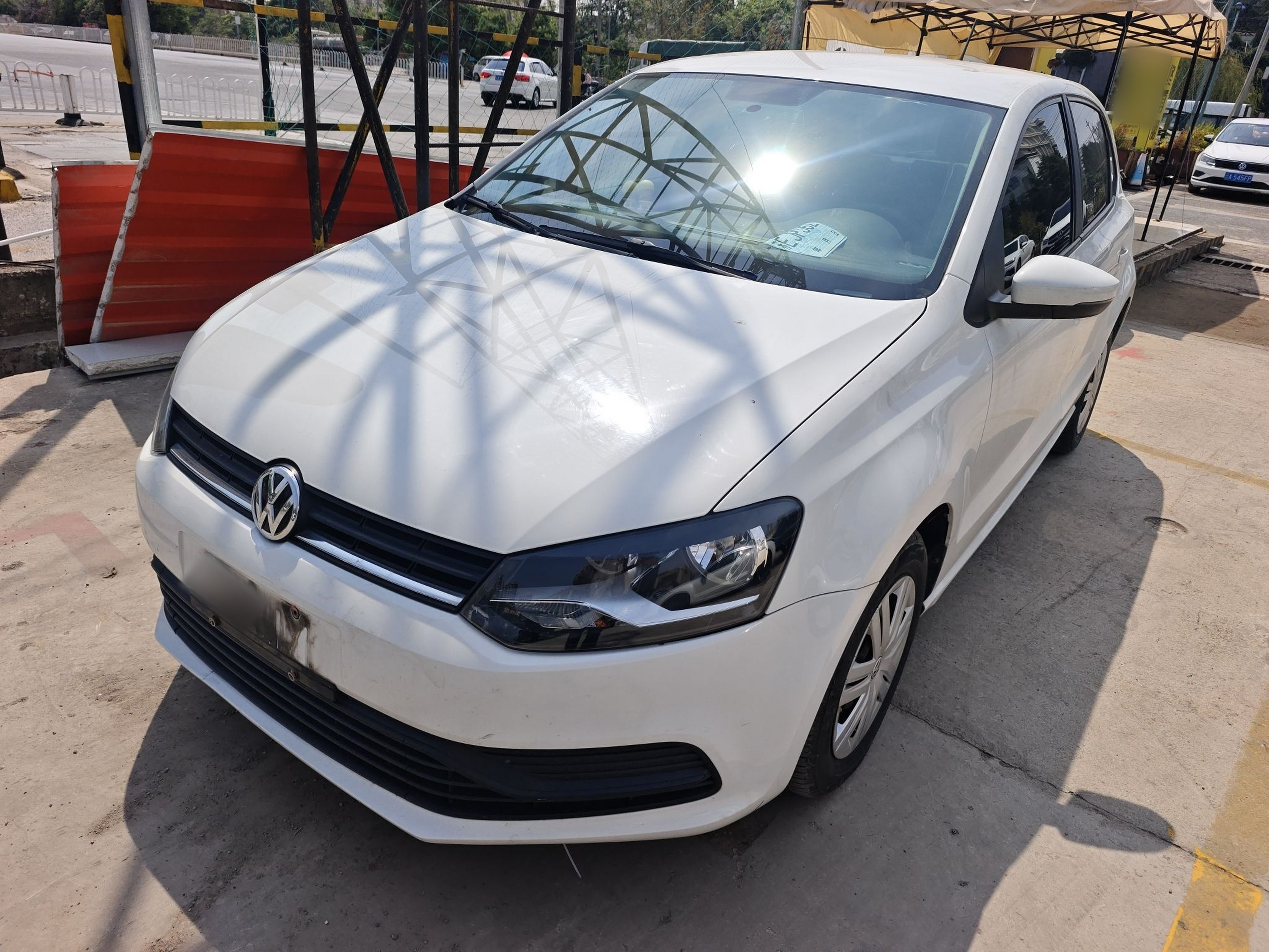 Под передней частью автомобиля