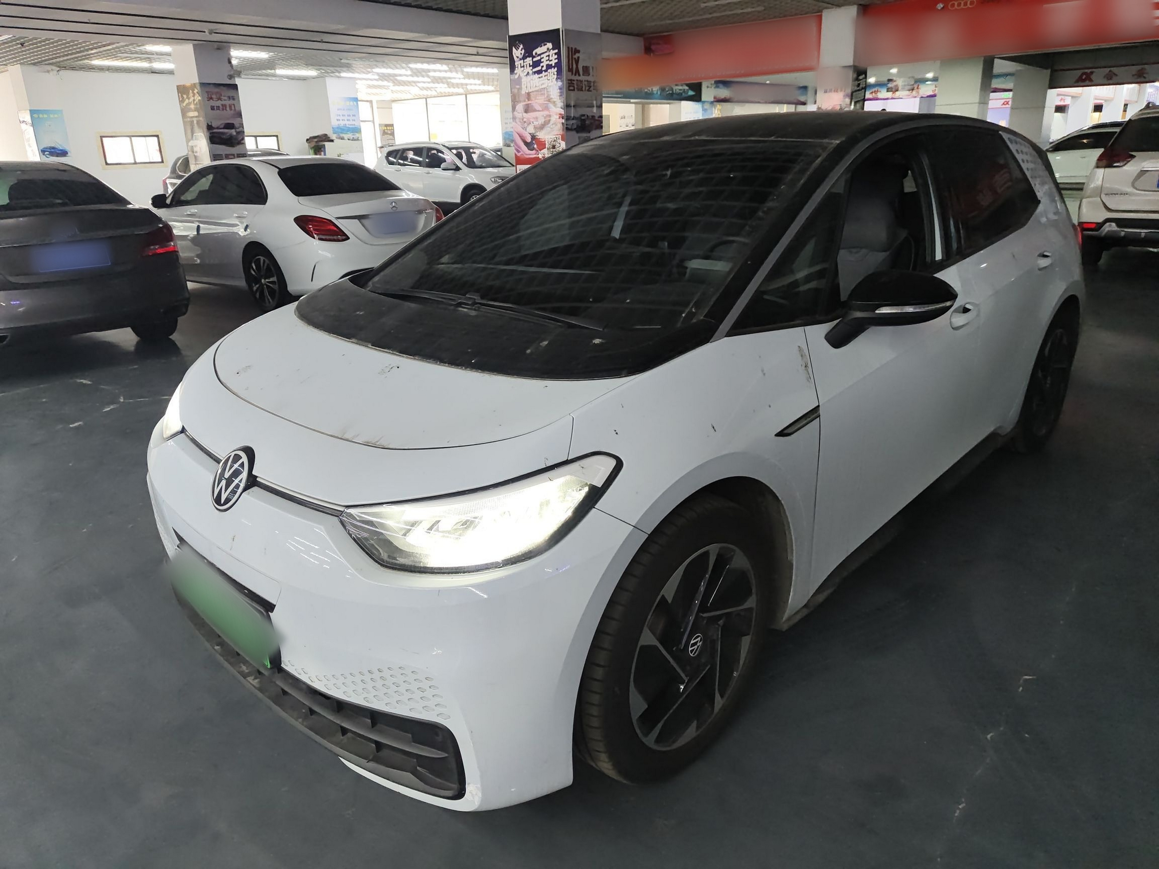 Под передней частью автомобиля