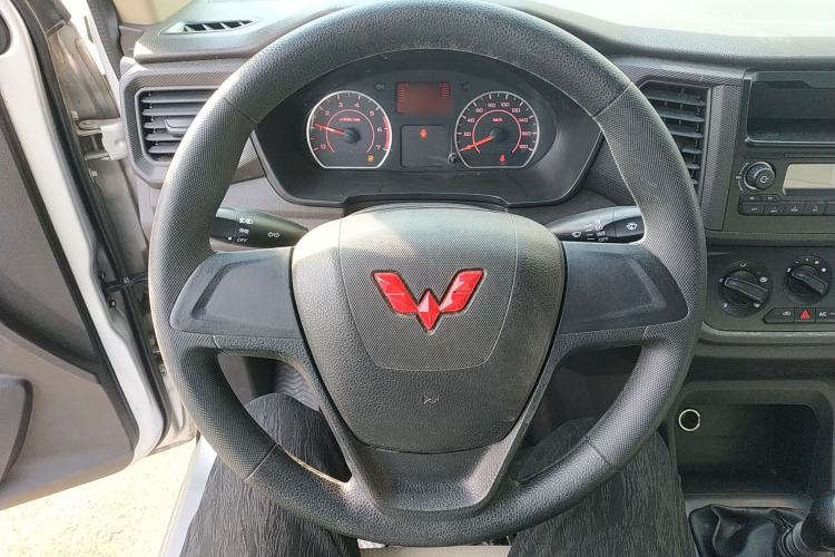 Used Wuling Hongguang V 2022 1.5L Jingqu Edition Enclosed-Window Vehicle with Hydraulic Power Steering LAR