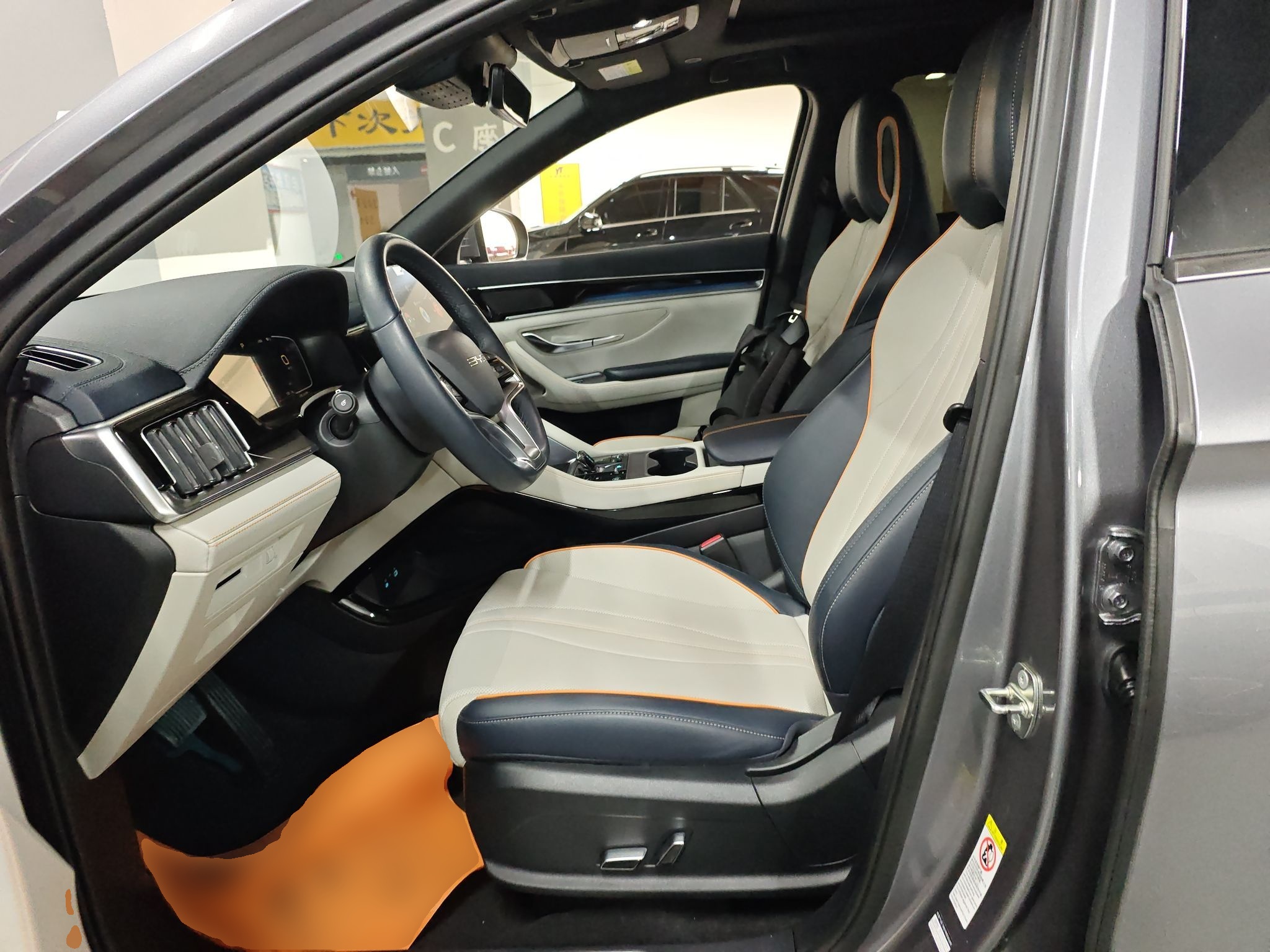 المقاعد الأمامية داخل السيارة