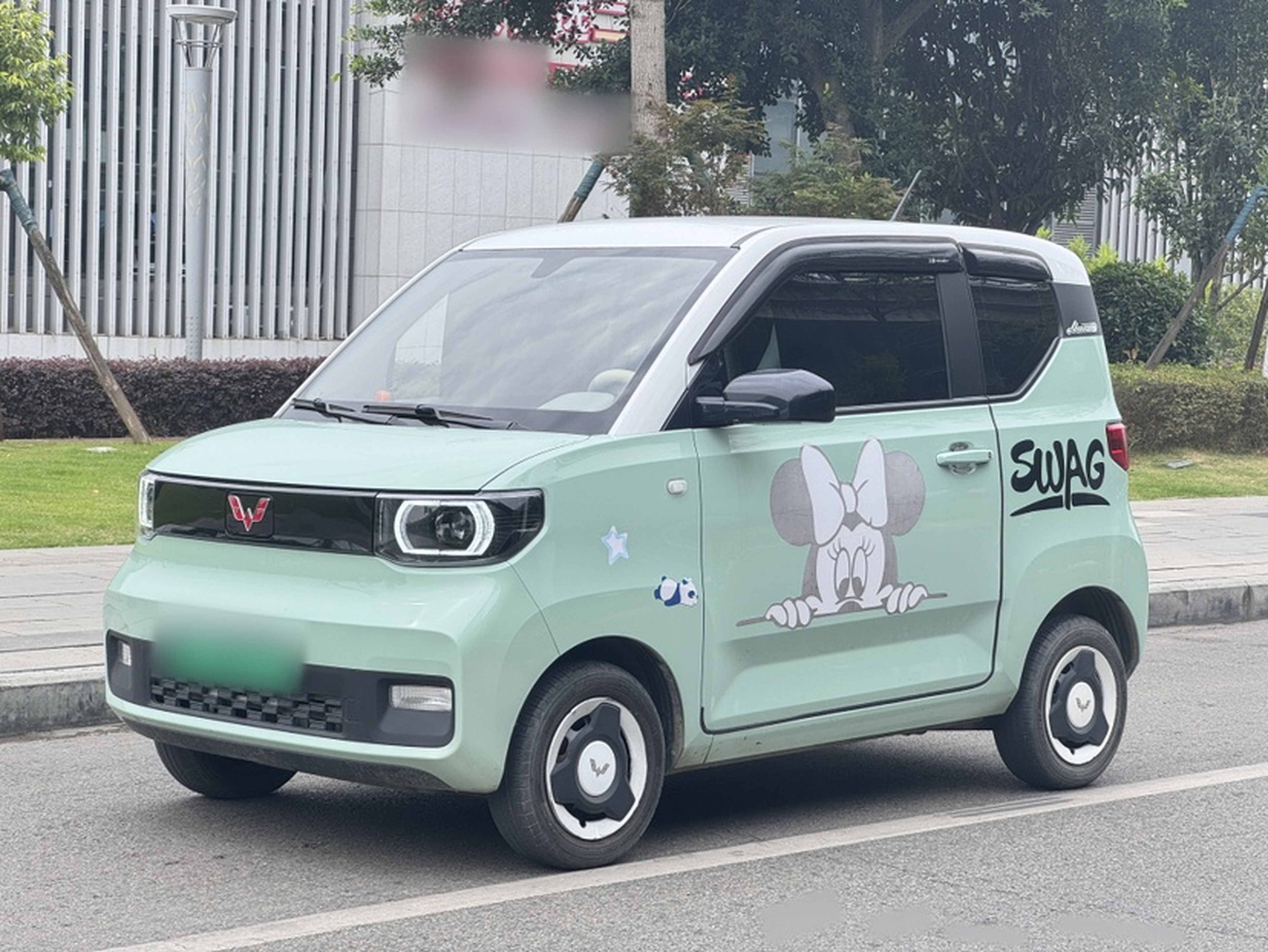 Под передней частью автомобиля