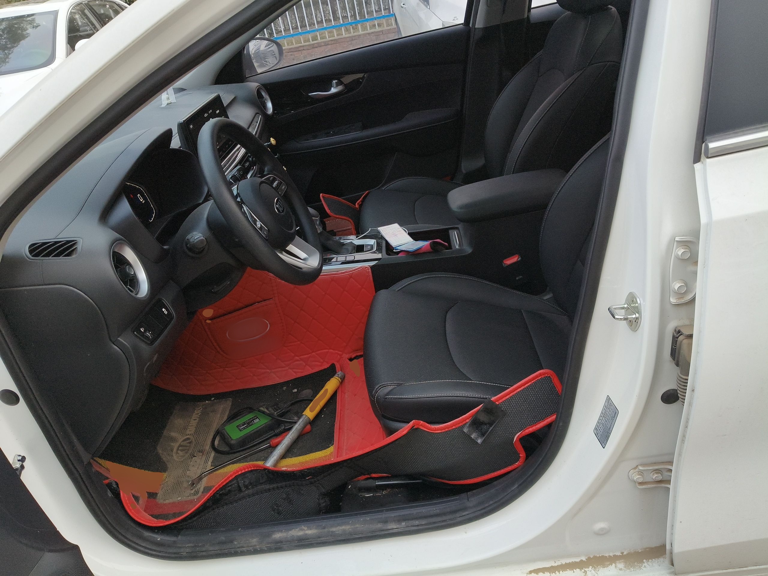 المقاعد الأمامية داخل السيارة