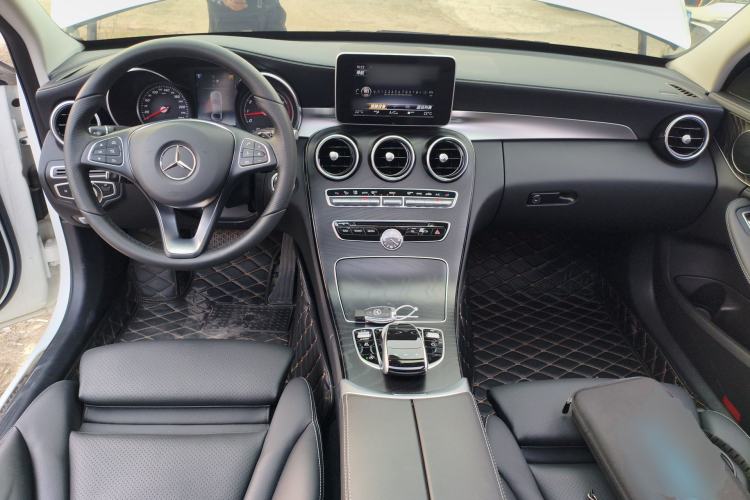 Used Mercedes-Benz C-Class 2018 C 180 L Fashion Edition Sport Version Center Console