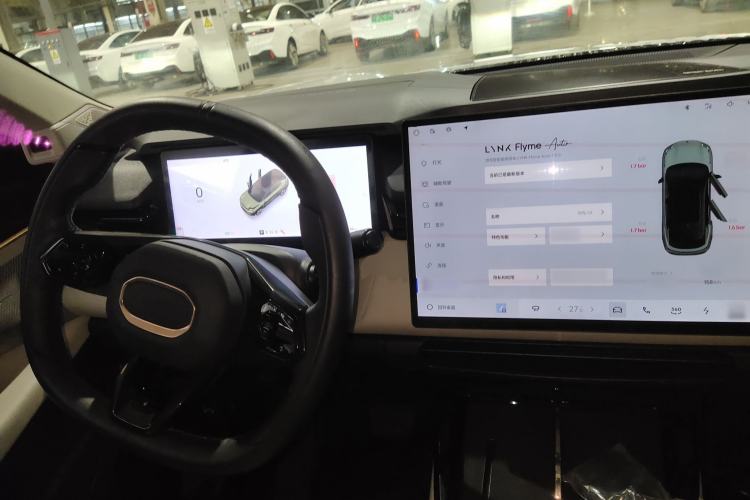 Used Lynk & Co 08 EM-P 2023 120km Long-Range Pro Center Console