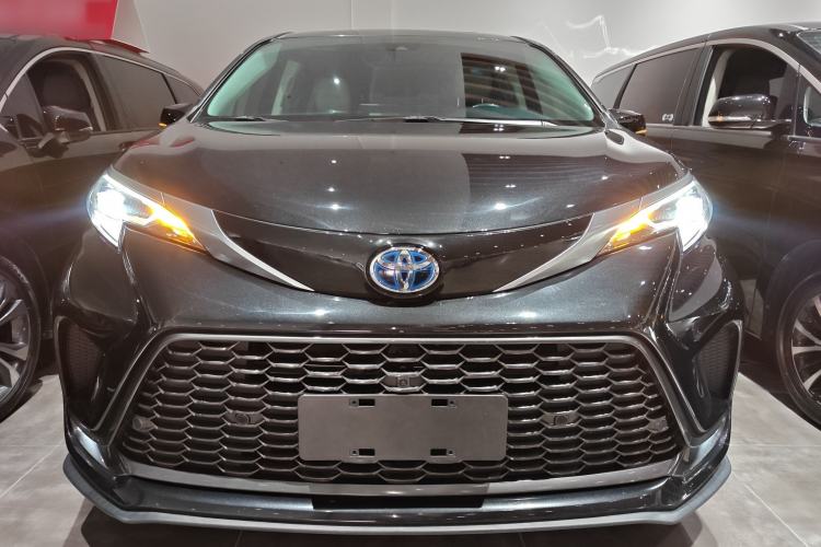 Used Toyota Granvia 2022 2.5L Hybrid Premium Edition
