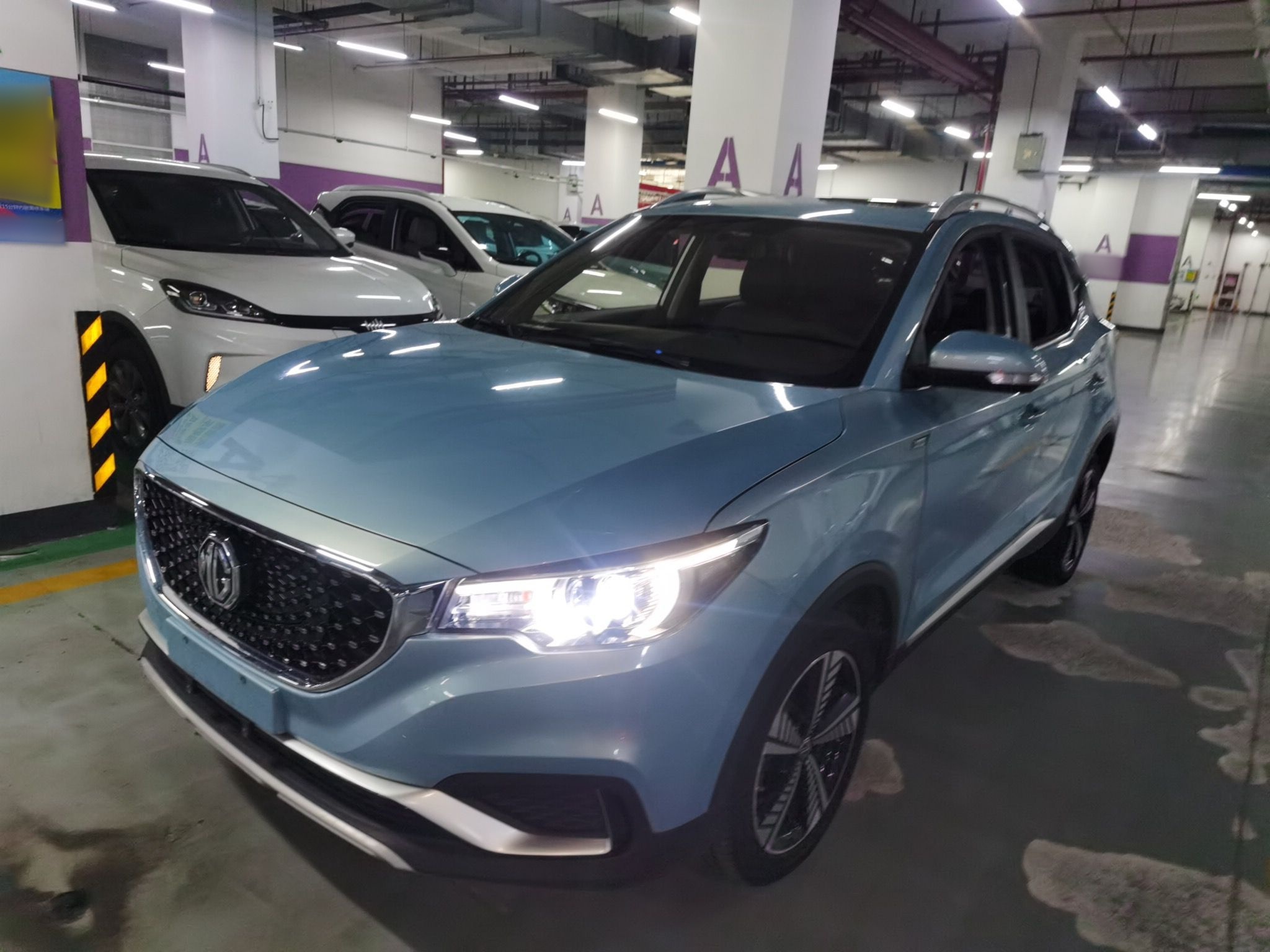 Под передней частью автомобиля