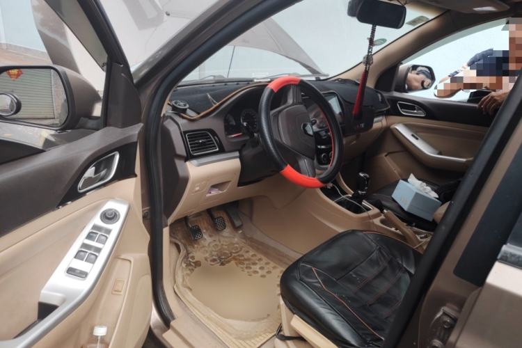 Used Baojun 730 2014 1.5L manual standard trim 7 seats
