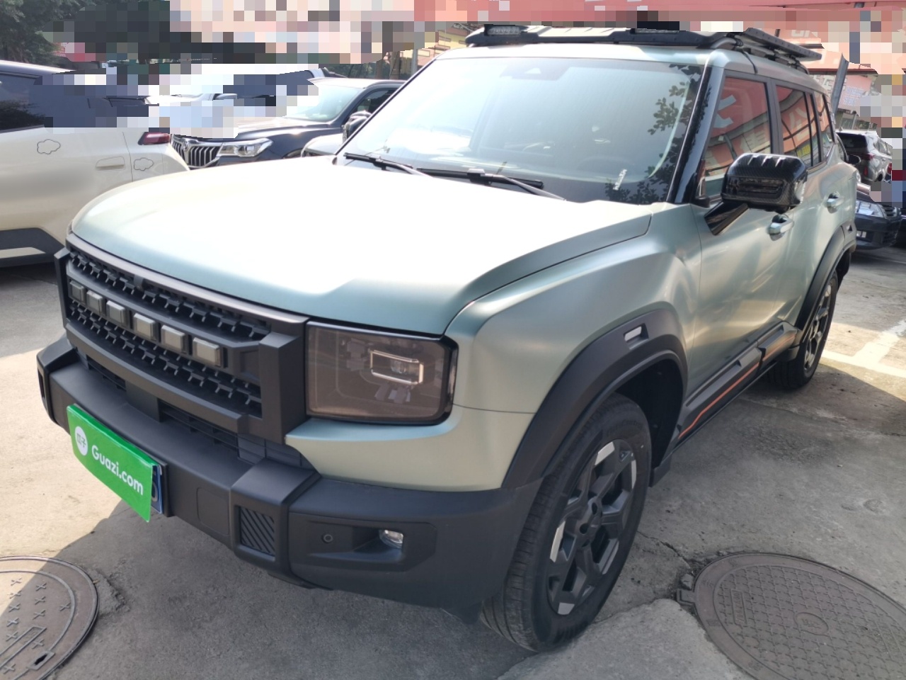 تحت مقدمة السيارة