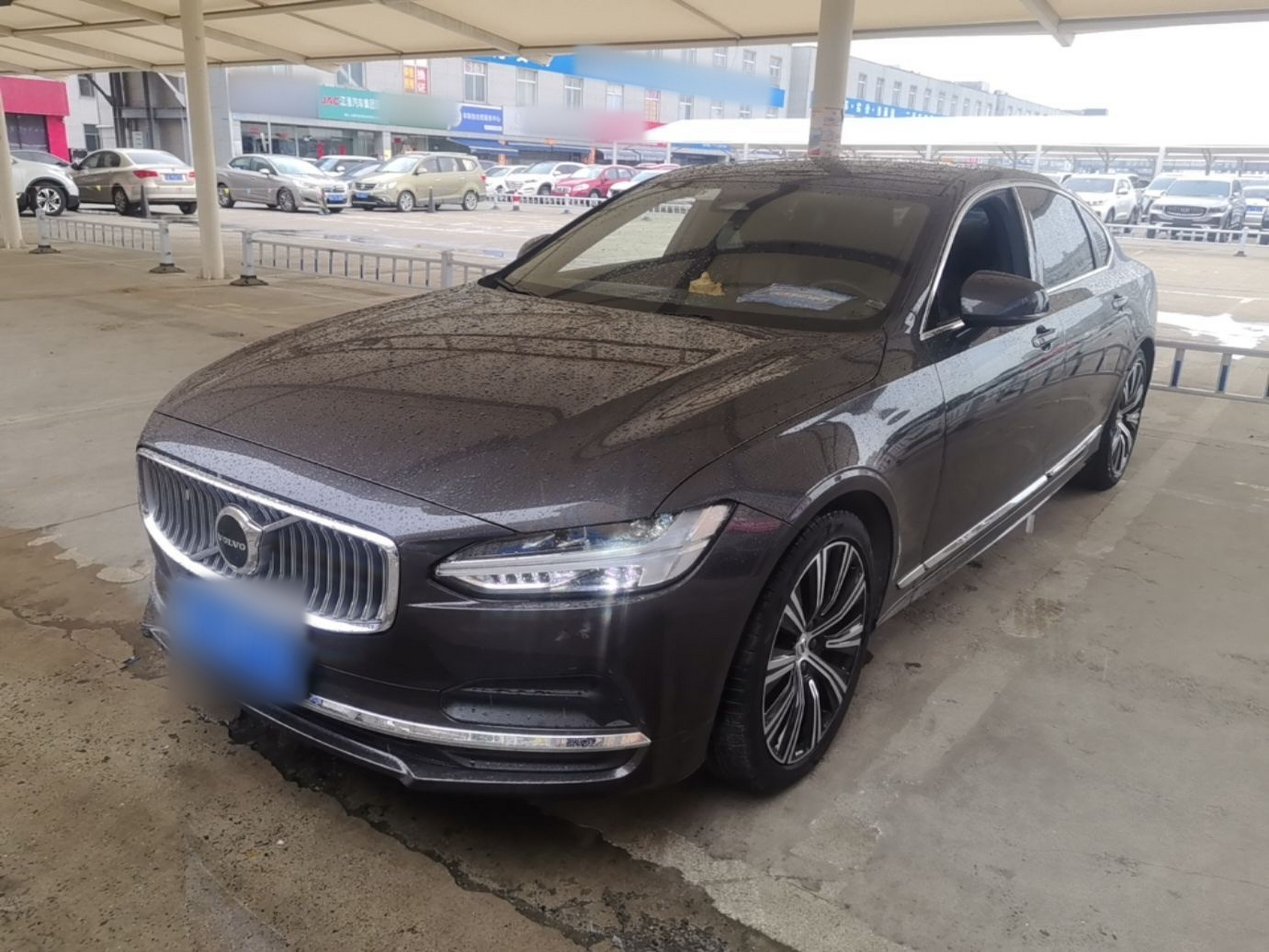 Под передней частью автомобиля