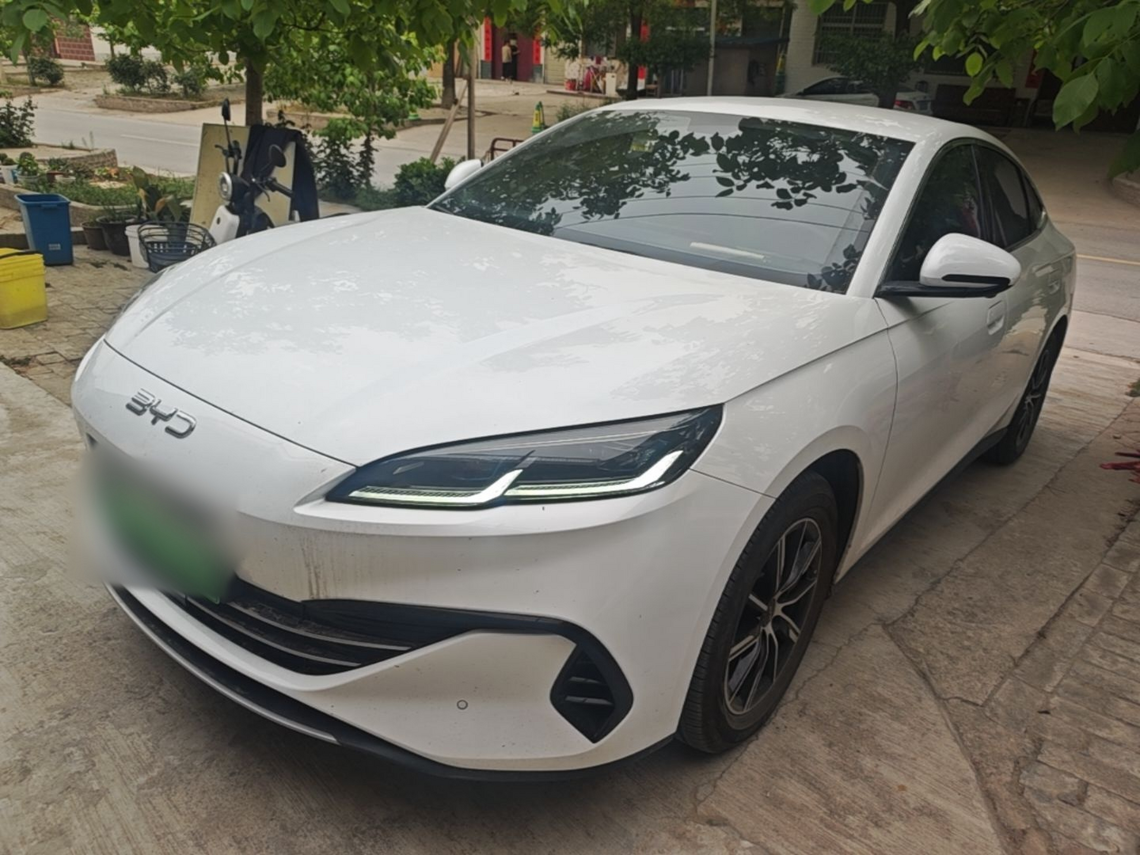 Под передней частью автомобиля