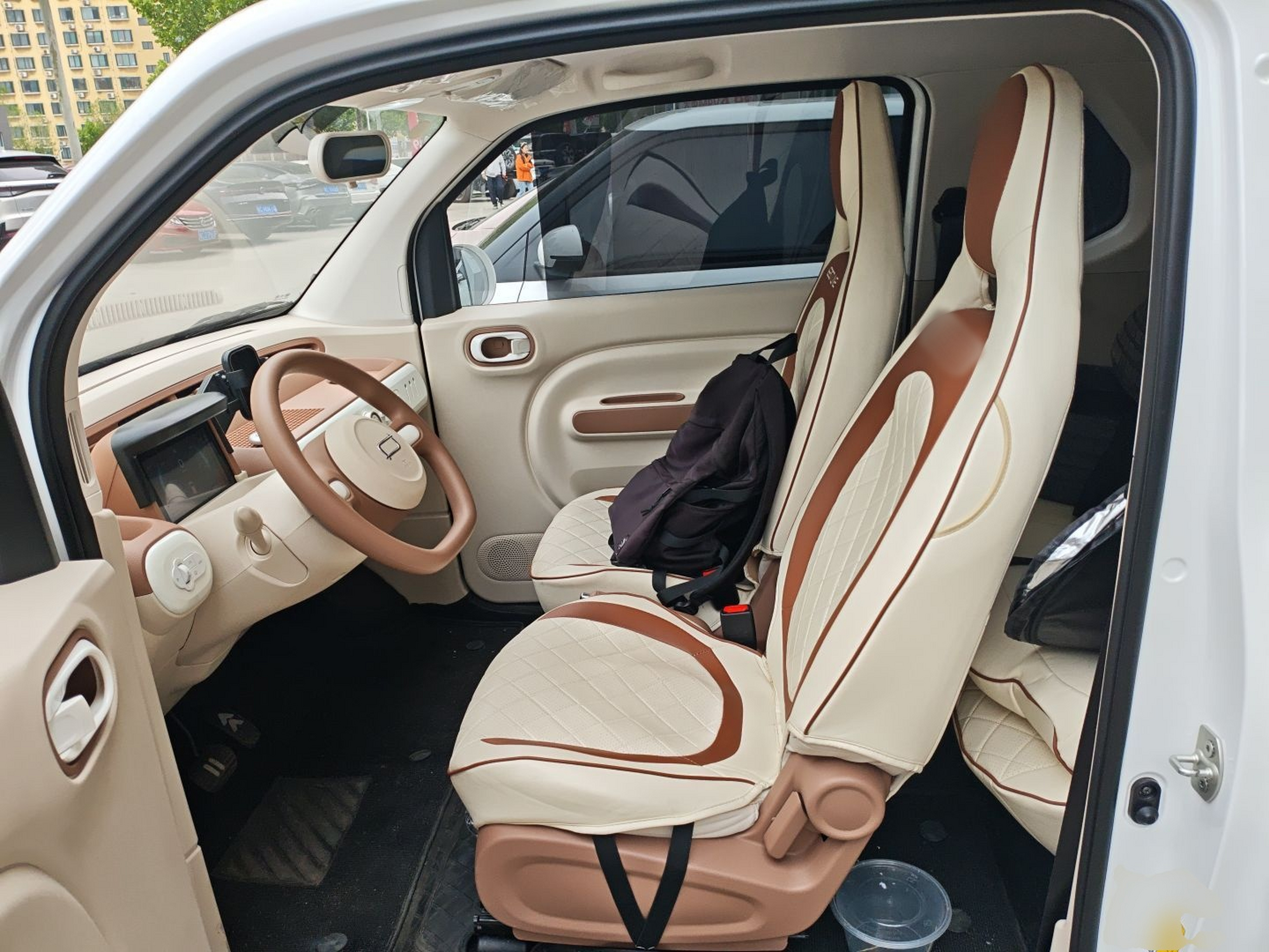 المقاعد الأمامية داخل السيارة